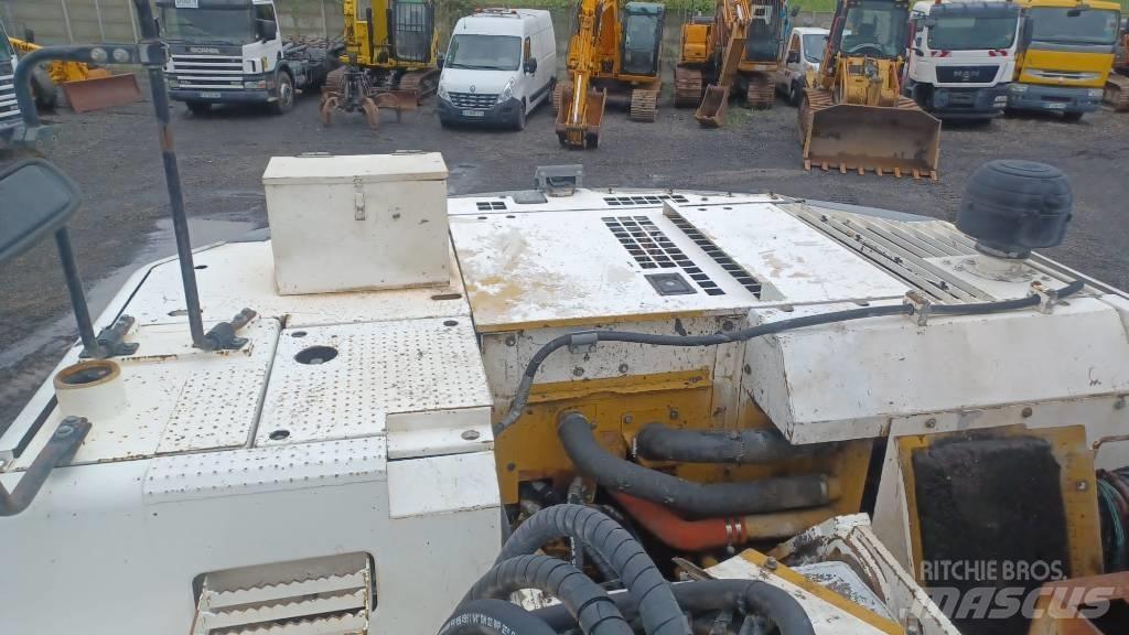 CAT 328 D L حفارات زحافة
