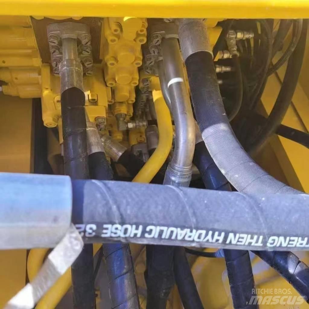 Komatsu 240LC-8 حفارات زحافة