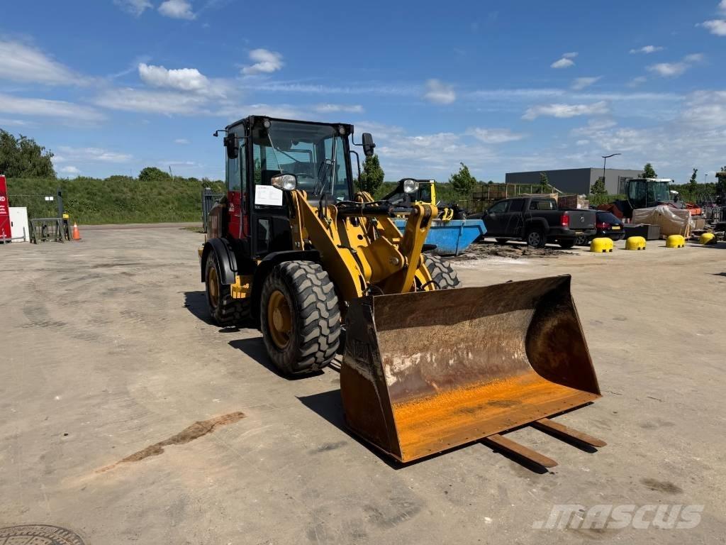 CAT 906M لوادر بعجل