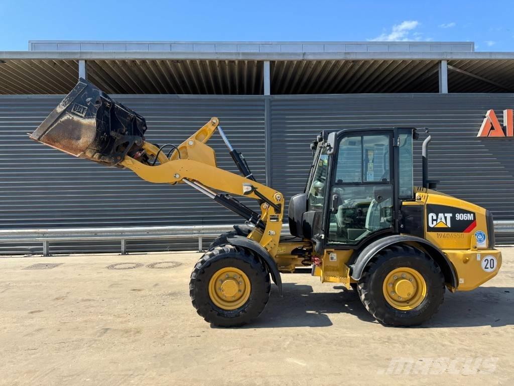 CAT 906M لوادر بعجل
