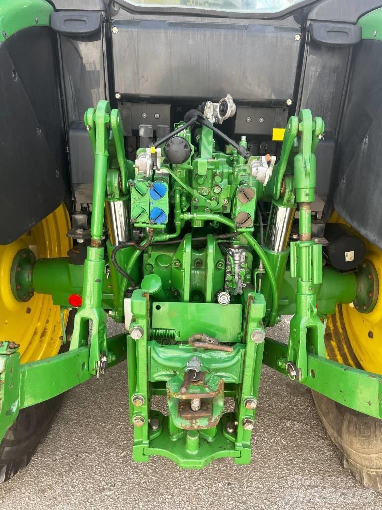 John Deere 6115 M الجرارات