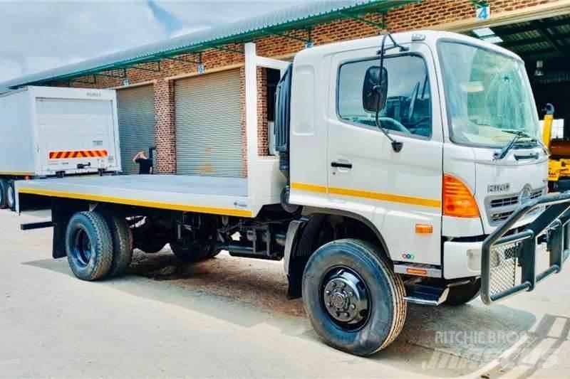 Hino 500 1322 4x4 شاحنات أخرى