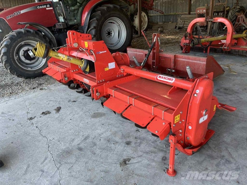 Maschio C 300 الكاسحات وقلابات التربة ذات المحركات