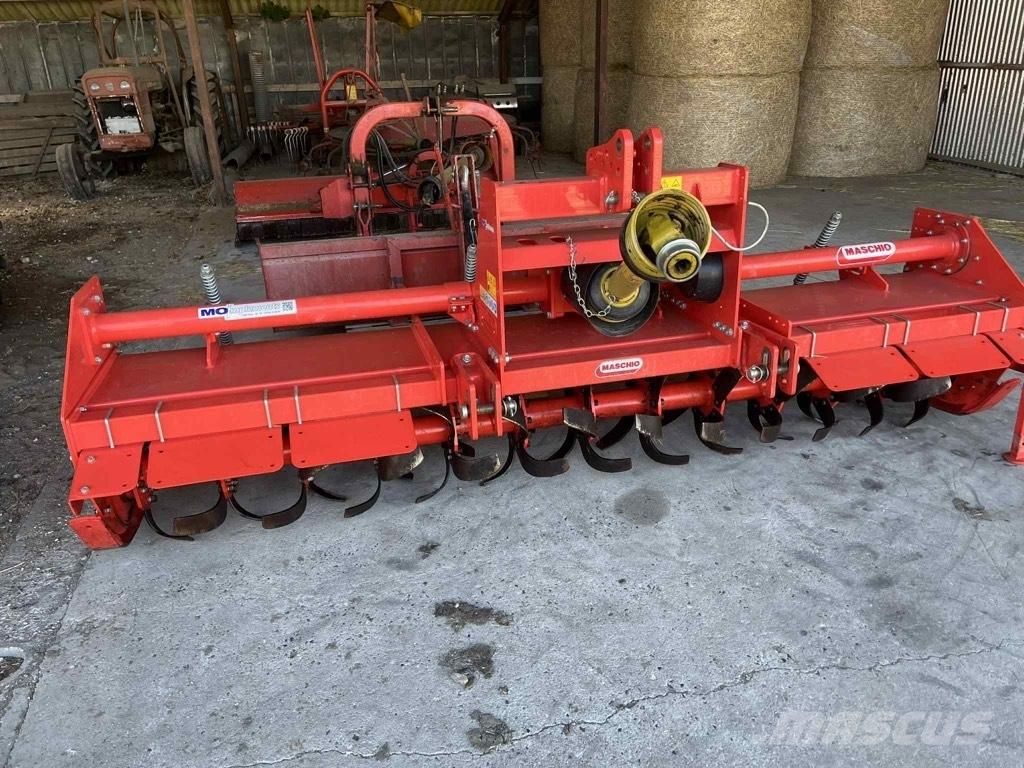 Maschio C 300 الكاسحات وقلابات التربة ذات المحركات