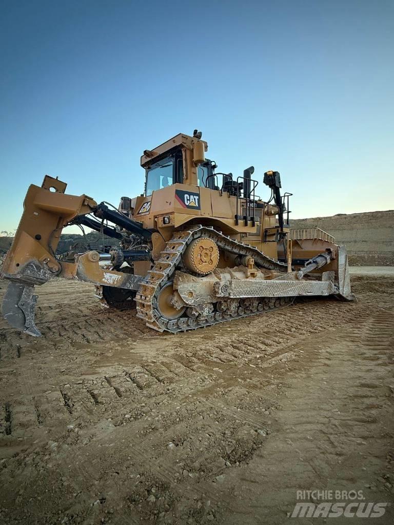 CAT D 10 T بلدوزرات مجنزرة