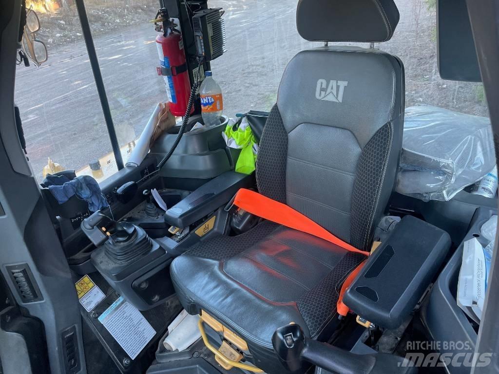 CAT D 6 XE LGP بلدوزرات مجنزرة