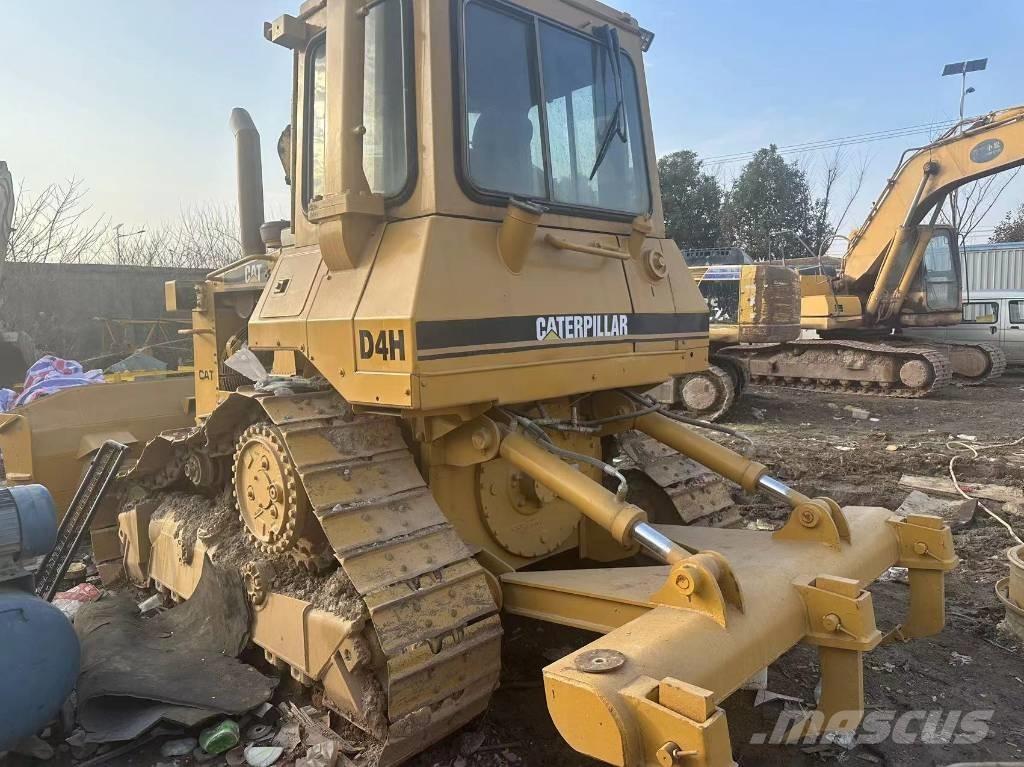 CAT D4H بلدوزرات مجنزرة