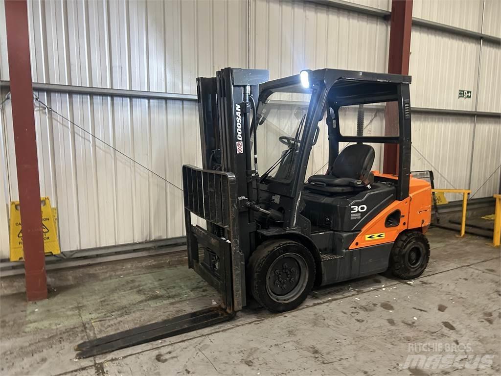 Doosan D30S-5 شاحنات الديزل