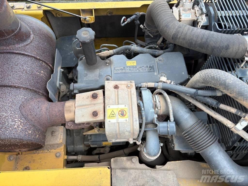 Komatsu HB 215 LC حفارات زحافة