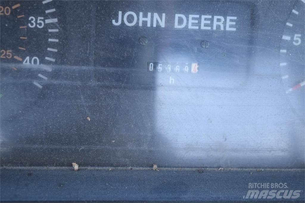 John Deere 6100 الجرارات
