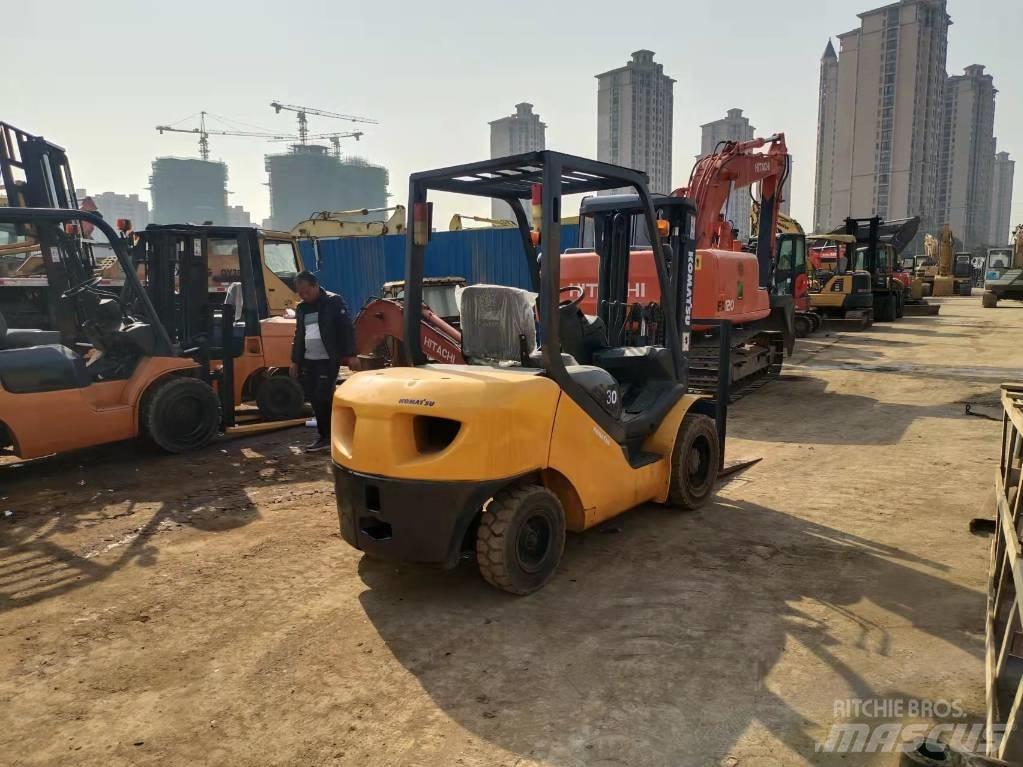 Komatsu FD 30 T-16 شاحنات الديزل