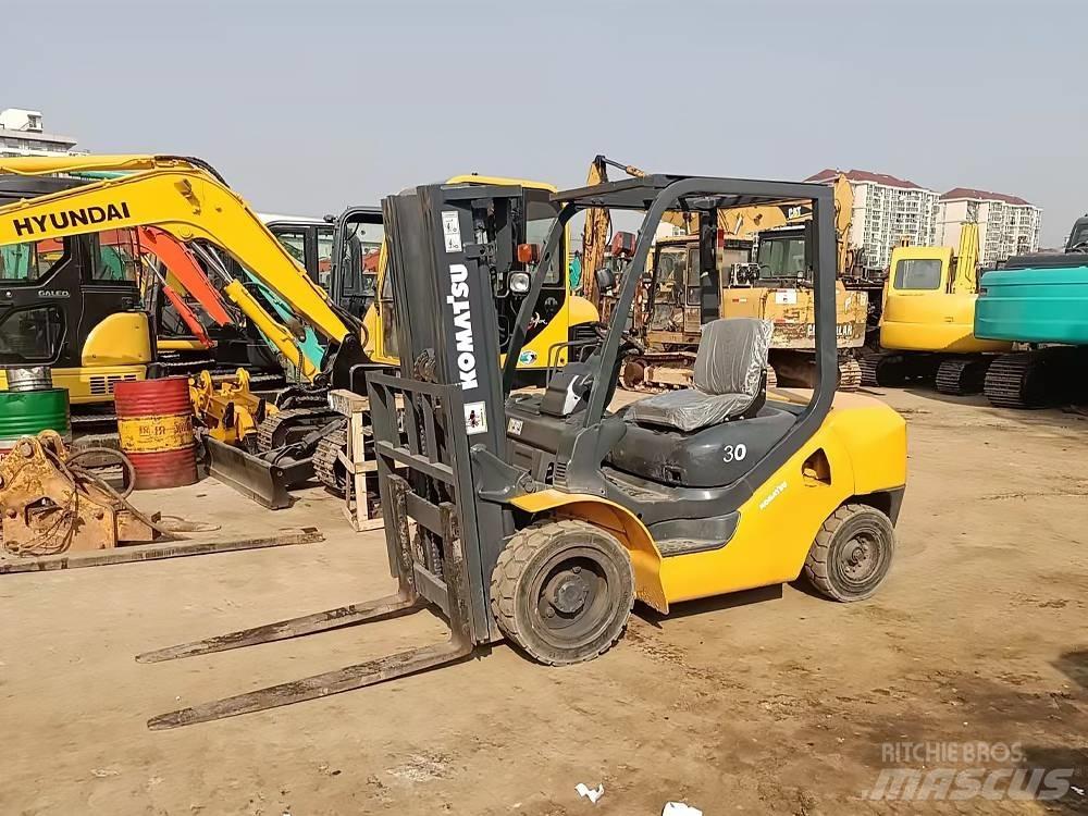 Komatsu FD 30 T-16 شاحنات الديزل