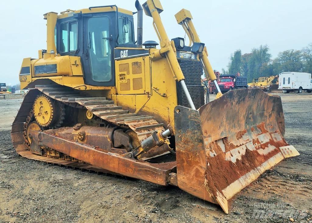 CAT D 6 R II بلدوزرات مجنزرة