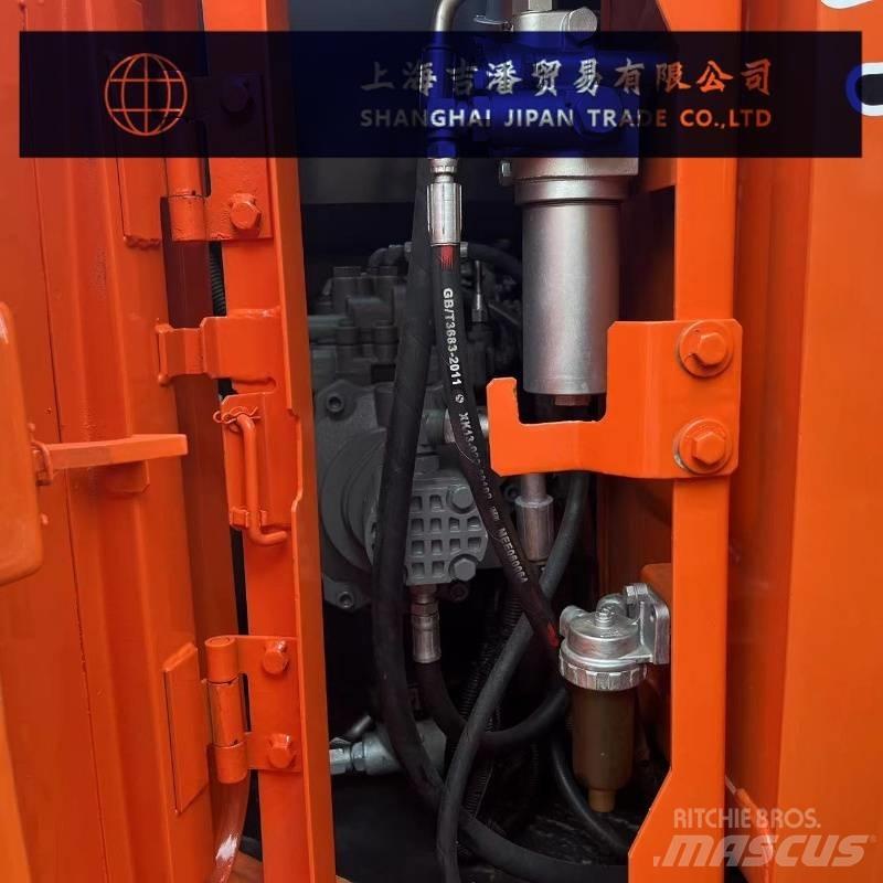 Hitachi ZX 135 حفارات زحافة