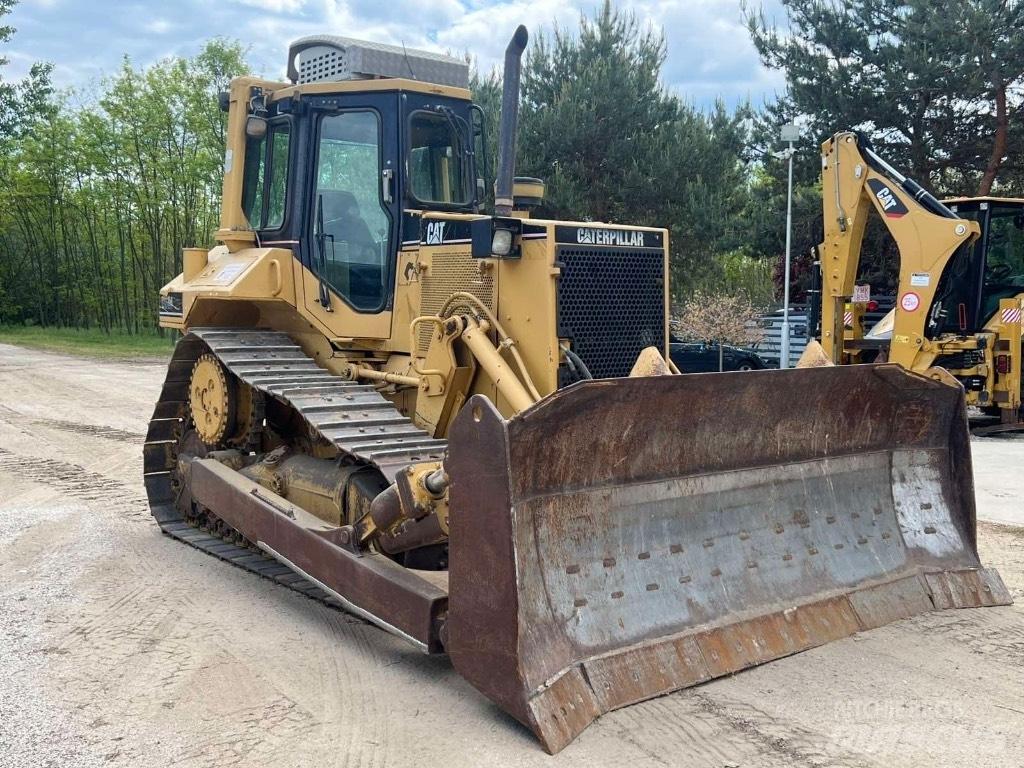 CAT D 6 M بلدوزرات مجنزرة