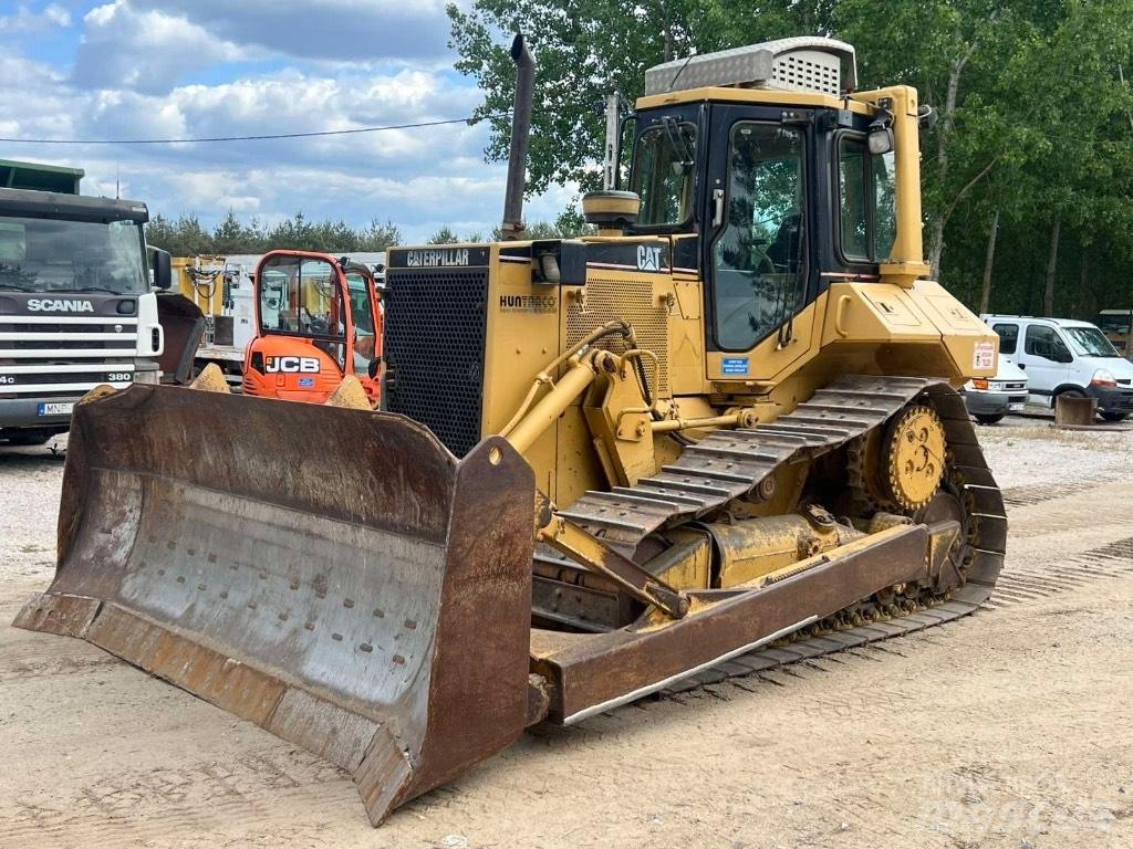 CAT D 6 M بلدوزرات مجنزرة