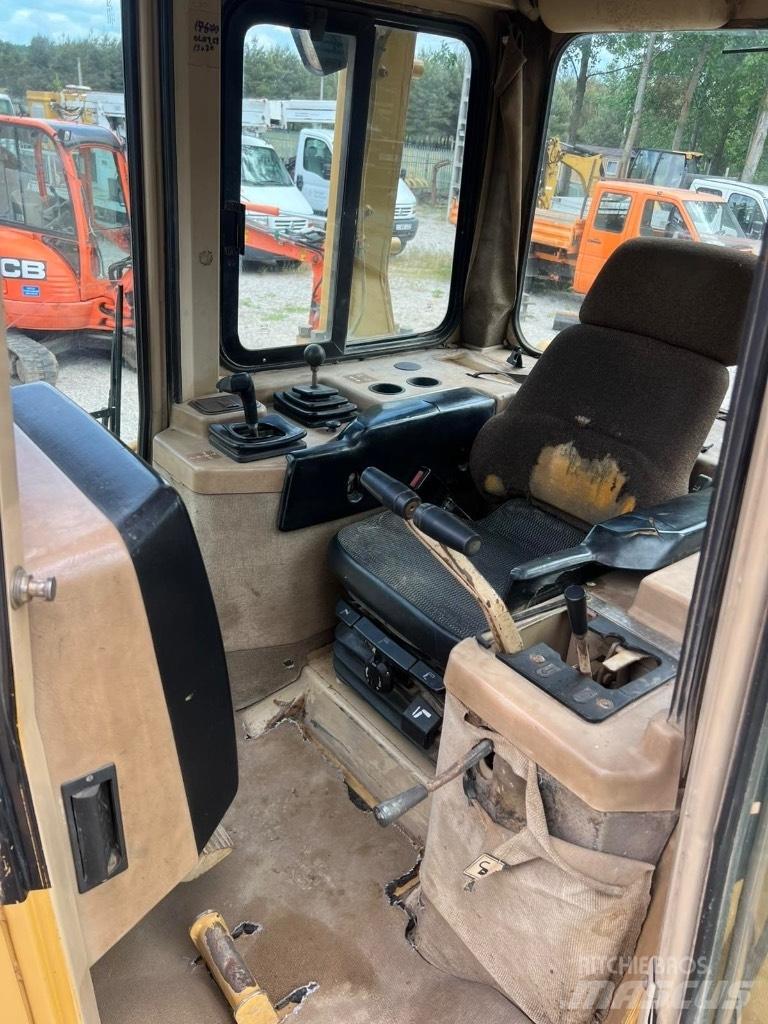 CAT D 6 M بلدوزرات مجنزرة