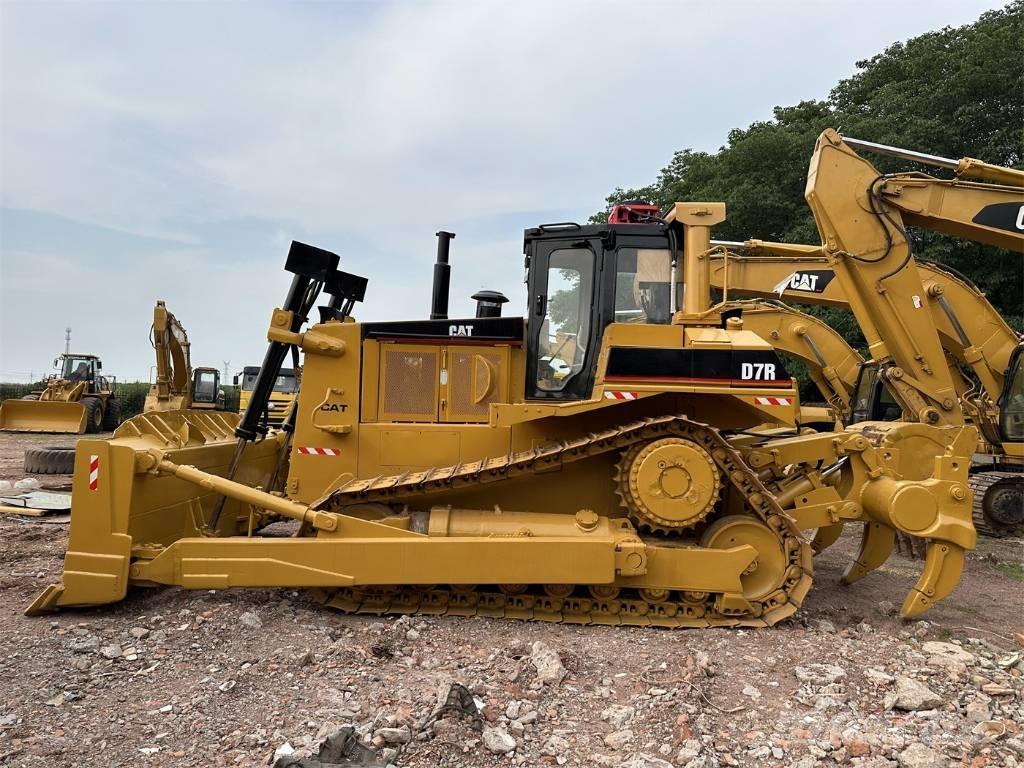 CAT D 7 R بلدوزرات مجنزرة