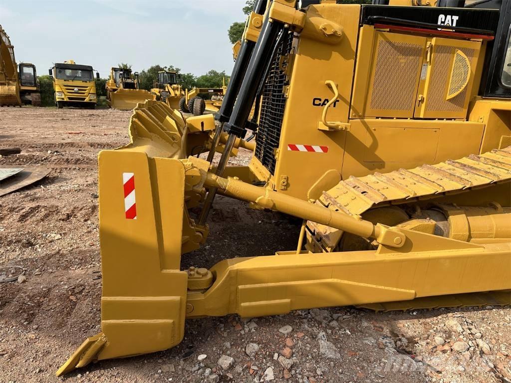 CAT D 7 R بلدوزرات مجنزرة