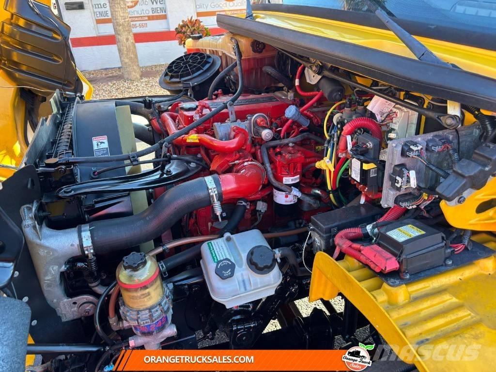 Freightliner M2 شاحنات ذات هيكل صندوقي