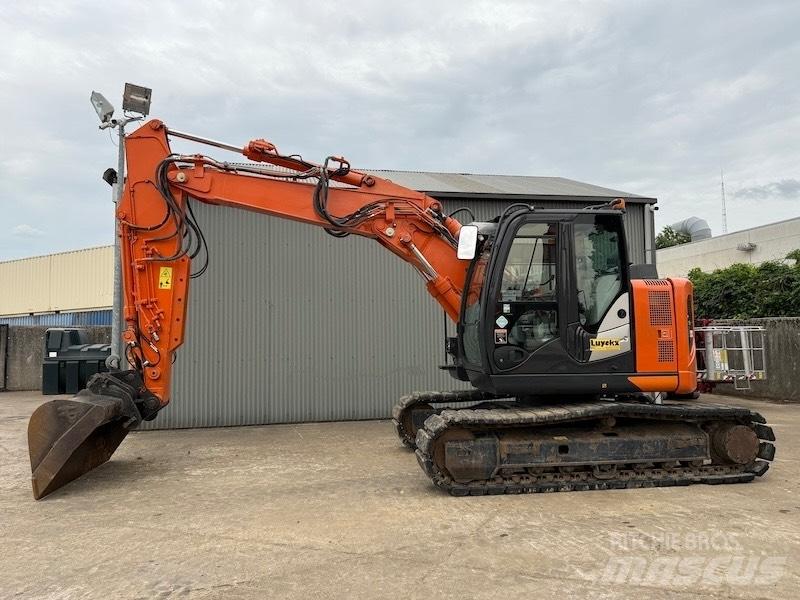 Hitachi ZX 135 US-6 حفارات زحافة