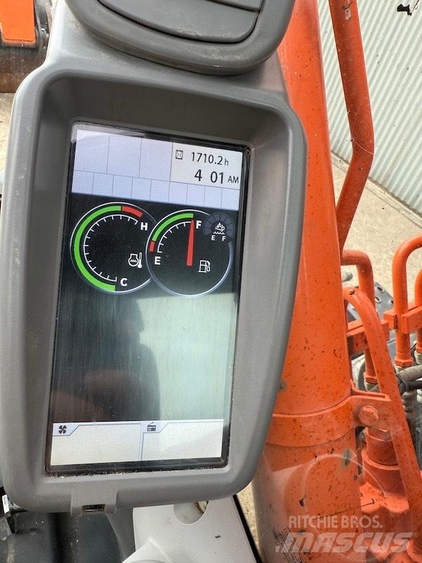 Hitachi ZX 135 US-6 حفارات زحافة