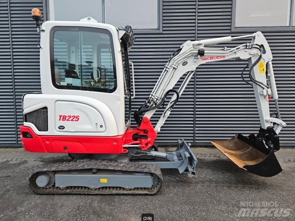 Takeuchi TB 225 حفارات صغيرة أقل من 7 طن (حفارات صغيرة)