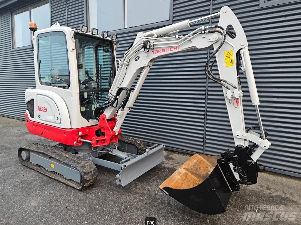 Takeuchi TB 225 حفارات صغيرة أقل من 7 طن (حفارات صغيرة)