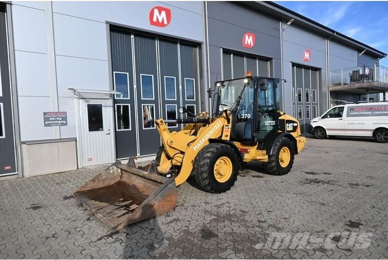 CAT 906 H2 لوادر بعجل