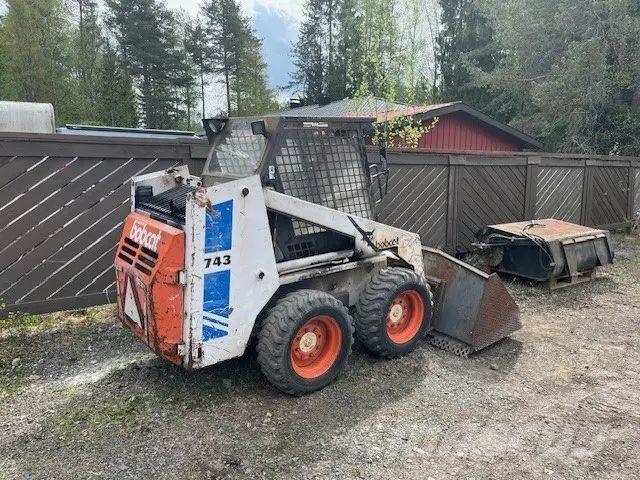 Bobcat 743 لوادر انزلاقية التوجيه