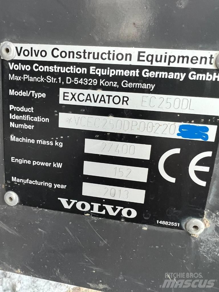 Volvo EC 250 D L حفارات زحافة