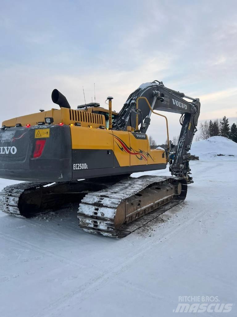Volvo EC 250 D L حفارات زحافة