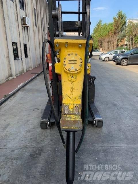 Atlas Copco SB 702 مطارق / كسارات