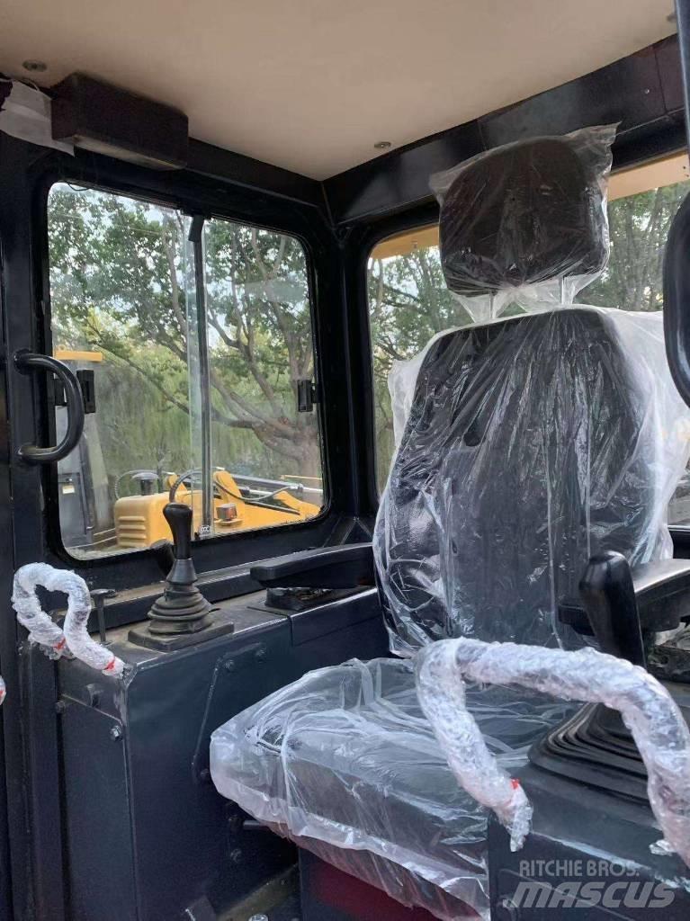CAT D 5 K بلدوزرات مجنزرة