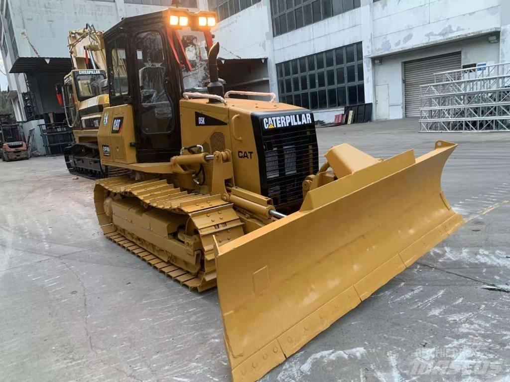 CAT D 5 K بلدوزرات مجنزرة