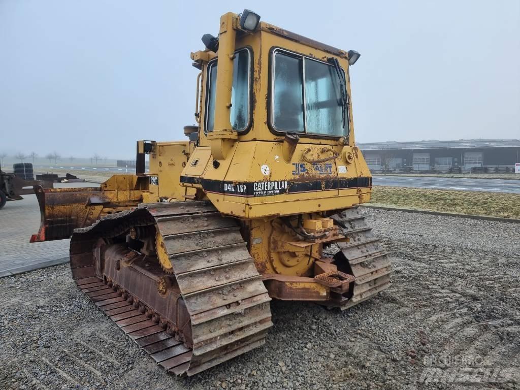 CAT D 4 H بلدوزرات مجنزرة