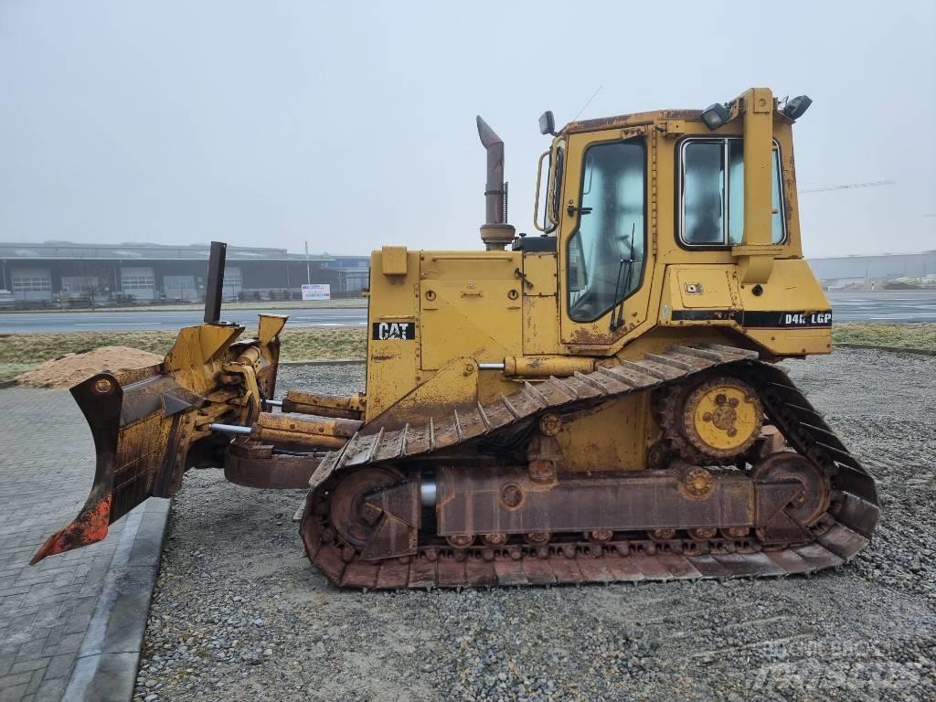 CAT D 4 H بلدوزرات مجنزرة