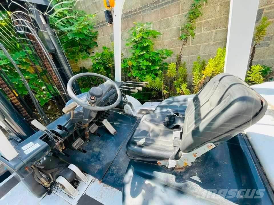 TCM FD100Z8 شاحنات الديزل