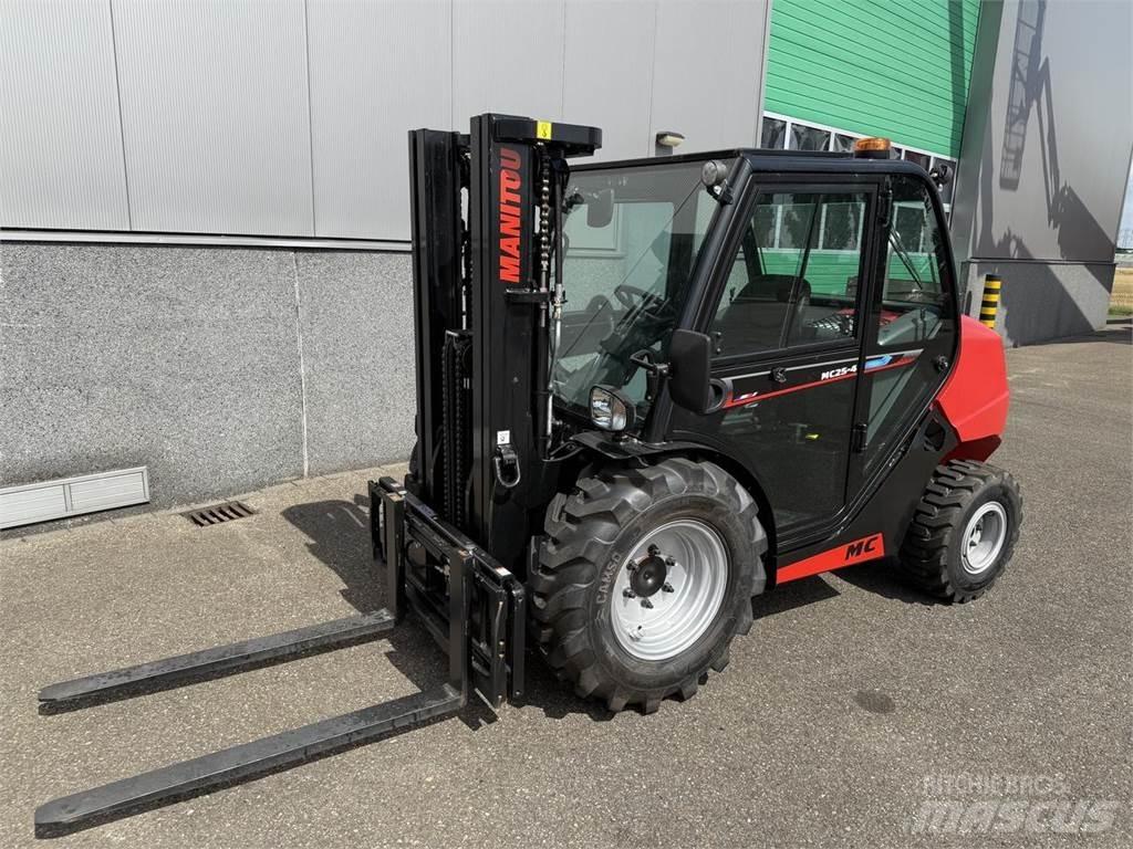 Manitou MC25-4 شاحنات الطرق الوعرة