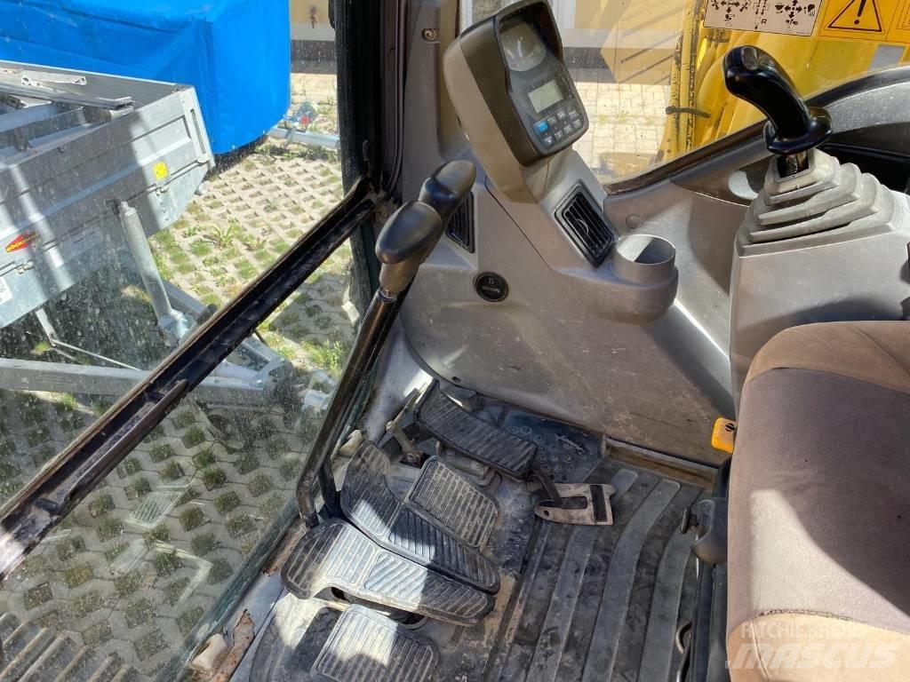 New Holland E 215 حفارات زحافة