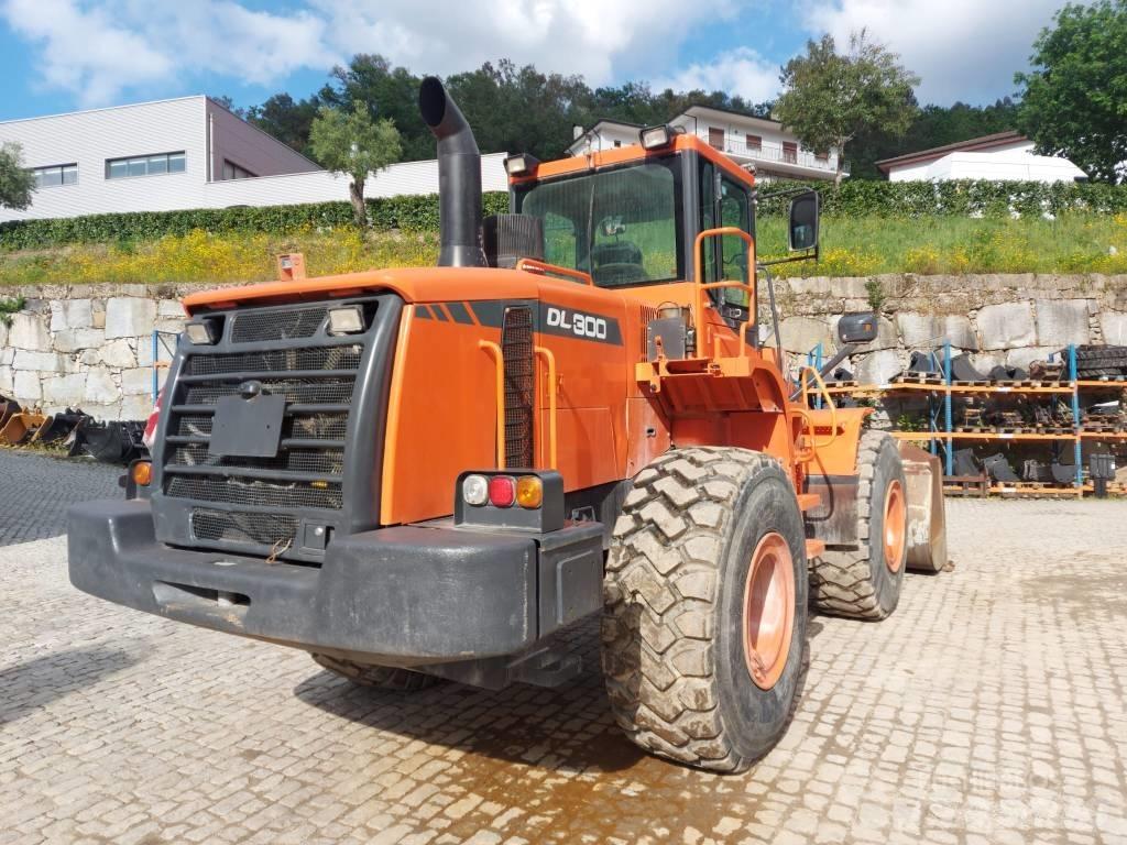 Doosan DL 300 لوادر بعجل