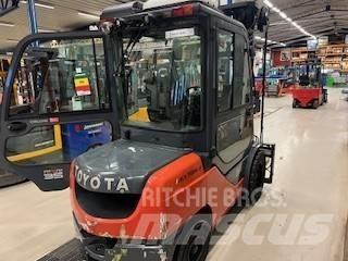 Toyota 02-8 FDJF 35 شاحنات الديزل