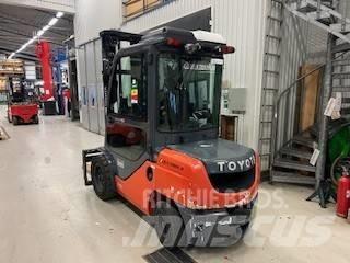 Toyota 02-8 FDJF 35 شاحنات الديزل