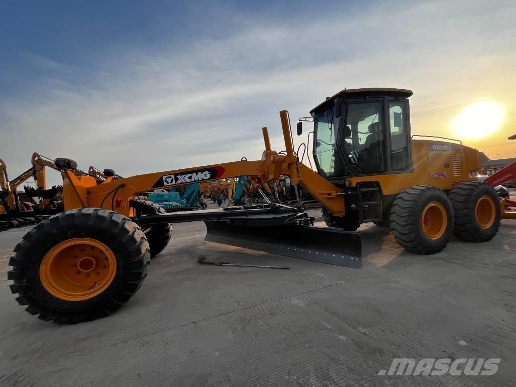 XCMG GR 2153 بلدوزرات بعجلات