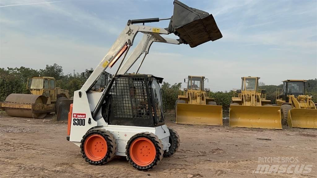 Bobcat S300 لوادر انزلاقية التوجيه
