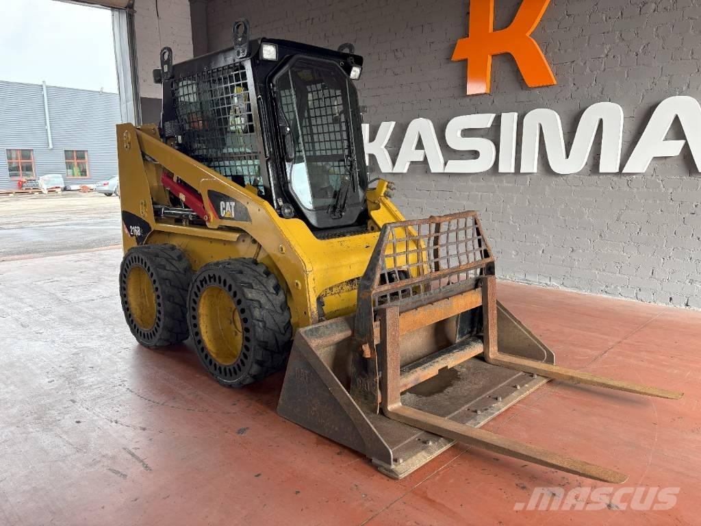 CAT 216 B لوادر انزلاقية التوجيه