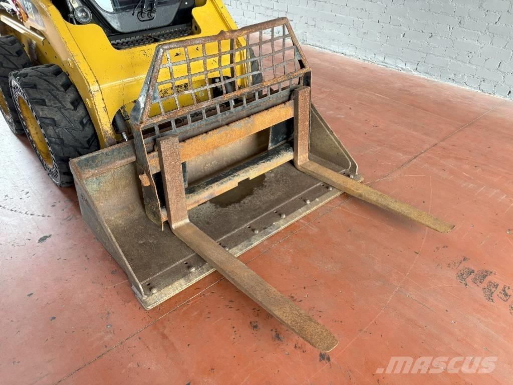 CAT 216 B لوادر انزلاقية التوجيه