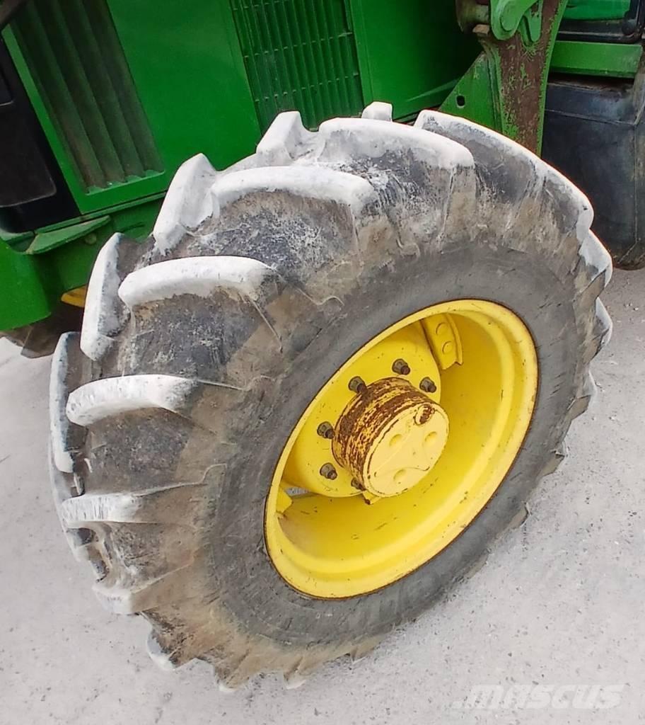 John Deere 6110 الجرارات