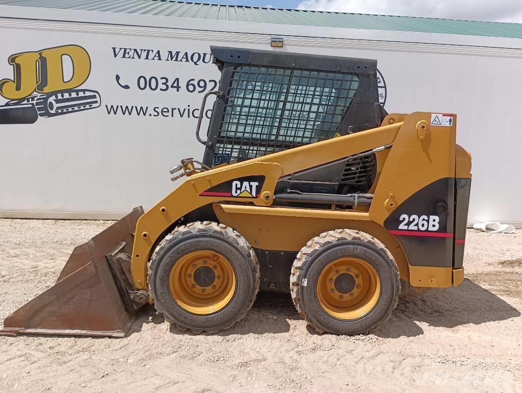 CAT 226 B لوادر انزلاقية التوجيه