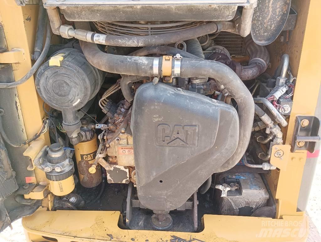 CAT 226 B لوادر انزلاقية التوجيه